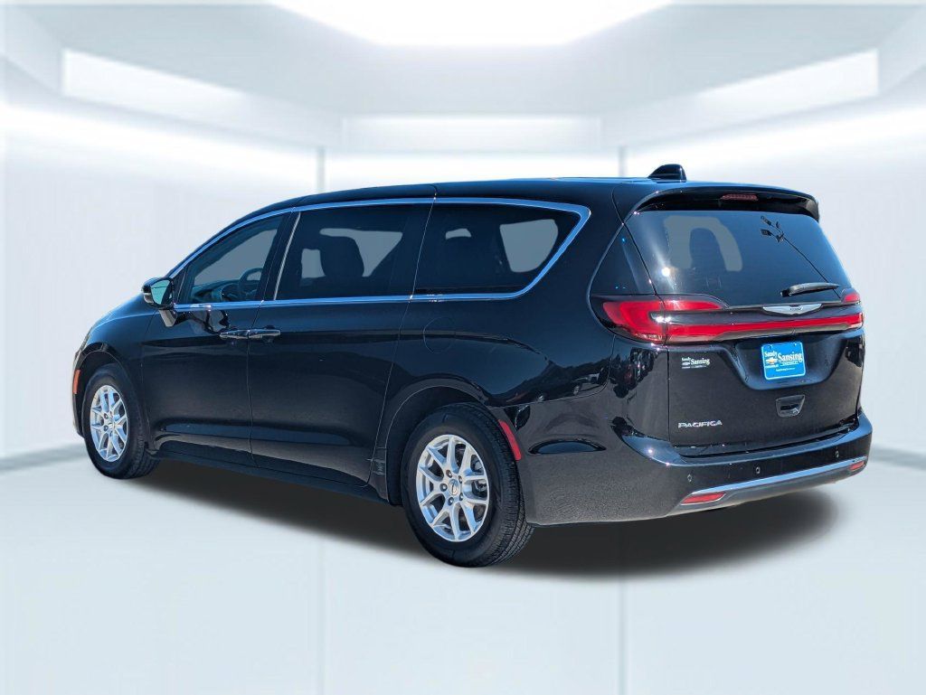 Used 2025 Chrysler Pacifica Select FWD image 4