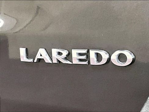 Used 2021 Jeep Grand Cherokee Laredo AWD/4WD image 13