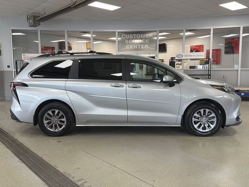 Used 2025 Toyota Sienna LE AWD/4WD image 6