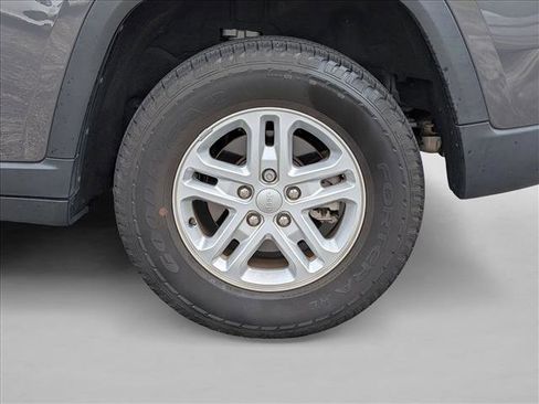Used 2023 Jeep Grand Cherokee Laredo RWD image 12