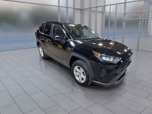 Used 2020 Toyota RAV4 LE image 2