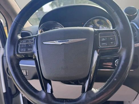 Used 2015 Chrysler Town & Country Limited FWD image 18