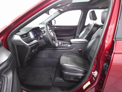 New 2025 Jeep Grand Cherokee Altitude image 9