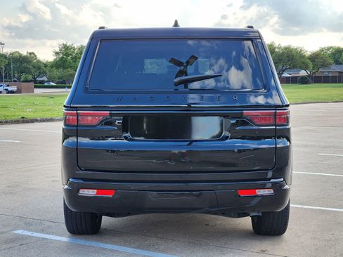 Used 2023 Jeep Wagoneer 2WD image 5