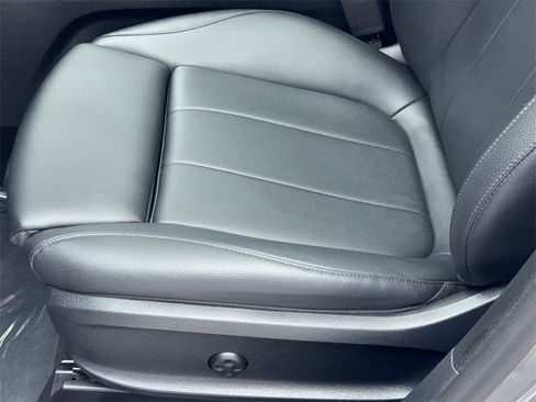 Used 2020 Mercedes-Benz GLB 250 w/ Premium Package image 38