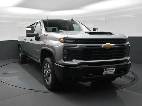 Used 2025 Chevrolet Silverado 2500 Custom AWD/4WD image 3