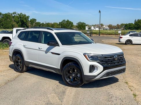 New 2026 Volkswagen Atlas Peak Edition image 3