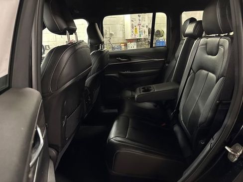 Used 2024 Jeep Grand Cherokee Limited AWD/4WD image 17