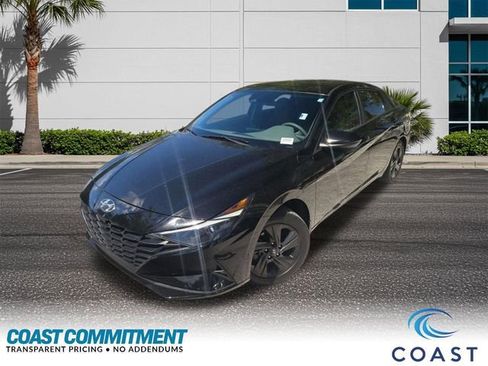 Used 2023 Hyundai Elantra SEL image 2
