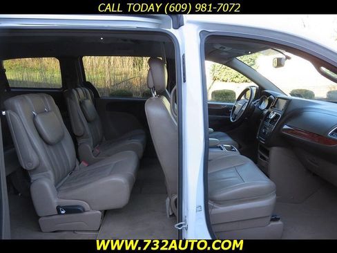 Used 2014 Chrysler Town & Country Touring FWD image 17