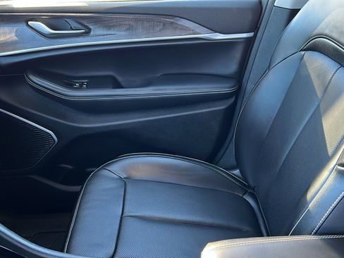 Used 2023 Jeep Grand Cherokee Limited w/ Luxury Tech Group II image 20