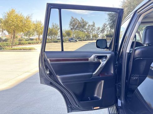 Used 2017 Lexus GX 460 image 12