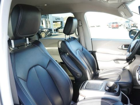 Certified 2023 Chrysler Pacifica Touring-L image 19