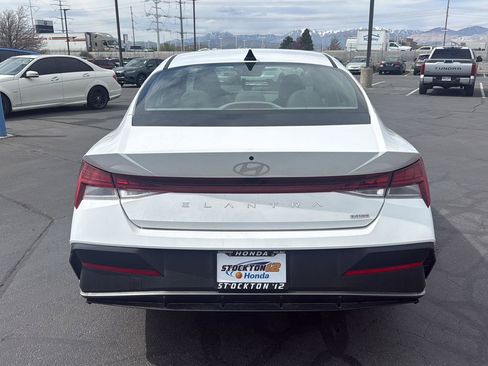 Used 2025 Hyundai Elantra Blue image 8