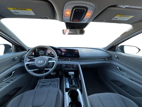 Used 2025 Hyundai Elantra SEL FWD image 18