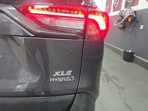 Used 2022 Toyota RAV4 XLE w/ XLE Grade Weather Package AWD/4WD image 9