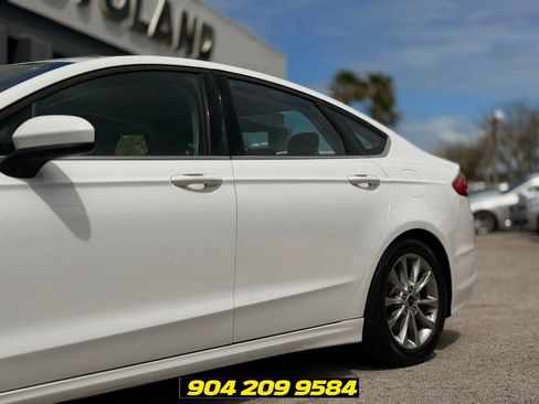 Used 2017 Ford Fusion SE w/ Fusion SE Technology Package FWD image 3