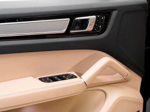 Used 2023 Porsche Cayenne Platinum Edition image 8