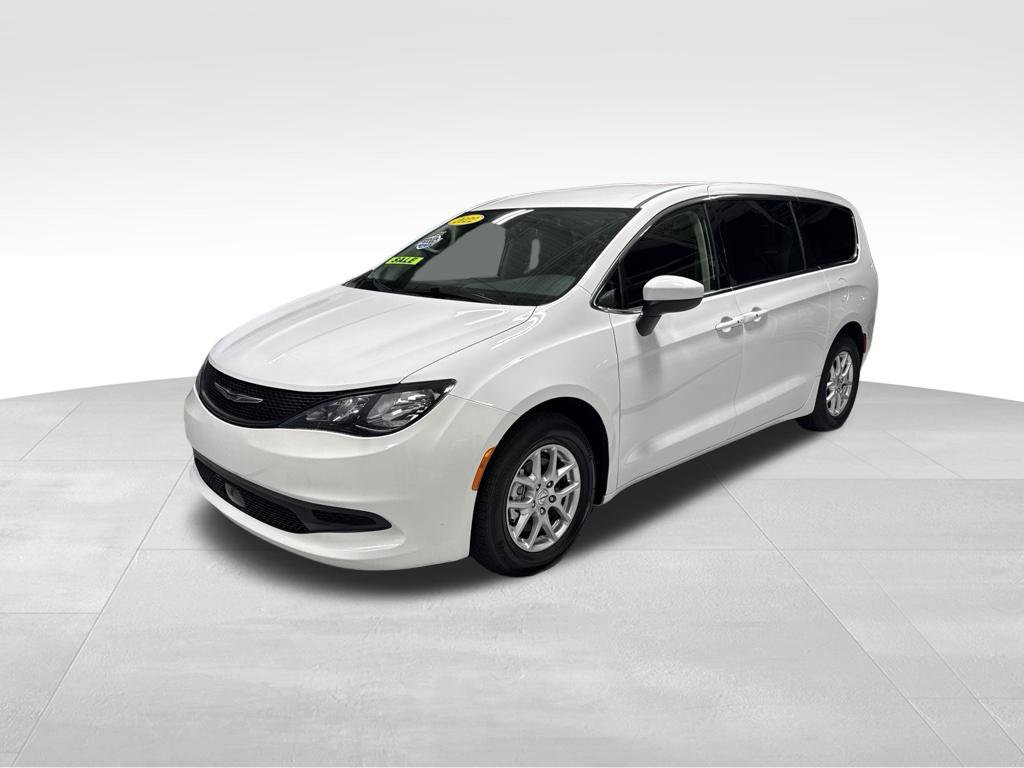 Used 2022 Chrysler Voyager LX FWD image 2