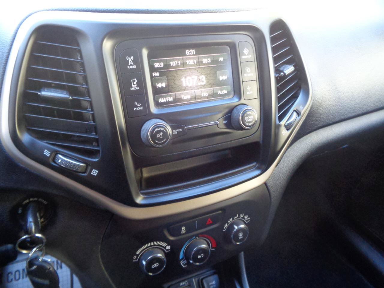 Used 2015 Jeep Cherokee Sport FWD image 32