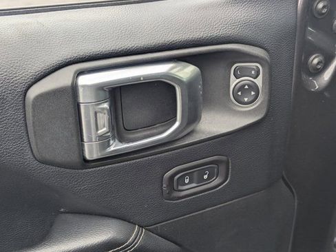 Used 2018 Jeep Wrangler Unlimited Sahara image 25