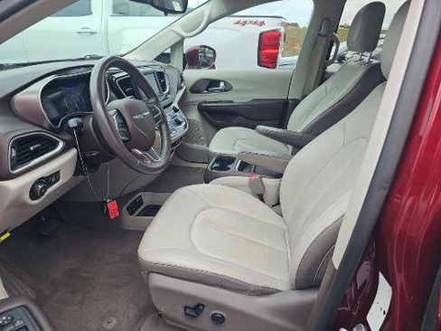 Used 2018 Chrysler Pacifica Touring-L FWD image 4