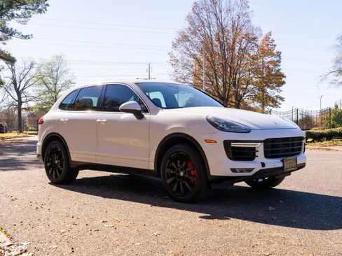 Used 2015 Porsche Cayenne Turbo image 4