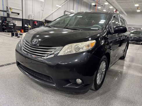 Used 2013 Toyota Sienna XLE image 29