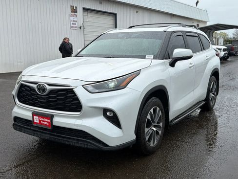 Used 2024 Toyota Highlander XLE image 2