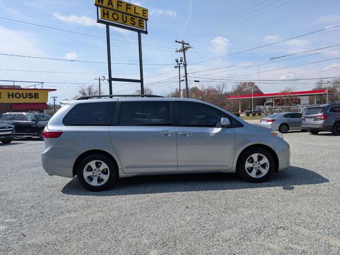 Used 2016 Toyota Sienna LE image 5