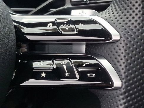 Used 2025 Mercedes-Benz GLC 300 4MATIC image 24