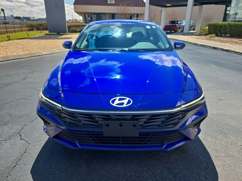 Used 2024 Hyundai Elantra SE image 2