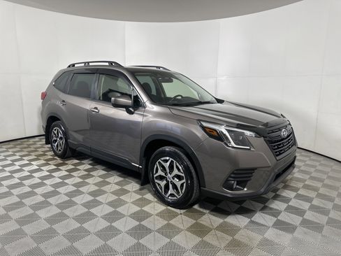 Used 2023 Subaru Forester Premium image 1