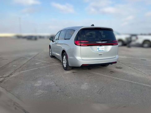 New 2026 Chrysler Pacifica Select image 9