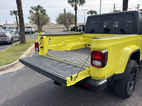 Used 2023 Jeep Gladiator Willys image 17