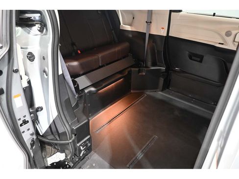 Used 2024 Toyota Sienna Platinum FWD image 18