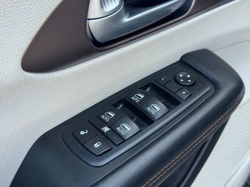 Used 2017 Chrysler Pacifica Touring-L Plus FWD image 12