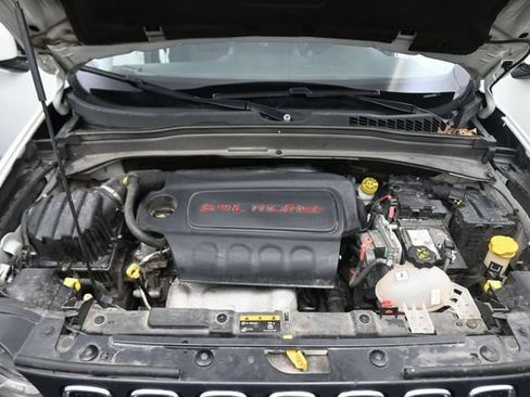 Used 2017 Jeep Renegade Latitude AWD/4WD image 12