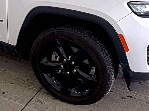 Used 2023 Jeep Grand Cherokee Altitude image 9