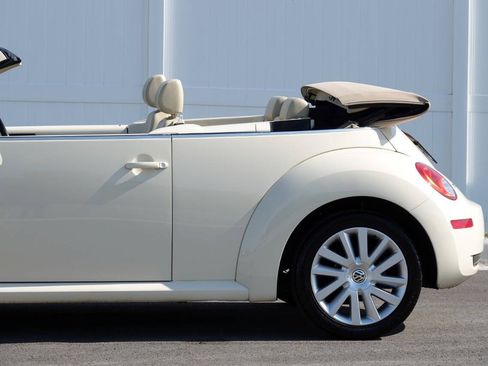 Used 2008 Volkswagen Beetle SE FWD image 11