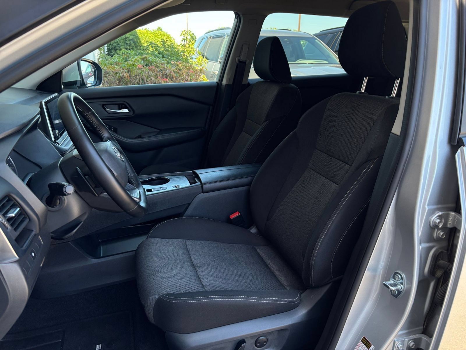 Used 2025 Nissan Rogue SV FWD image 37