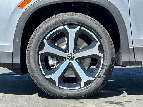 New 2025 Volkswagen Tiguan SE image 25