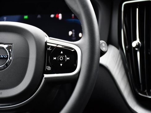 Used 2025 Volvo XC60 B5 Plus image 19