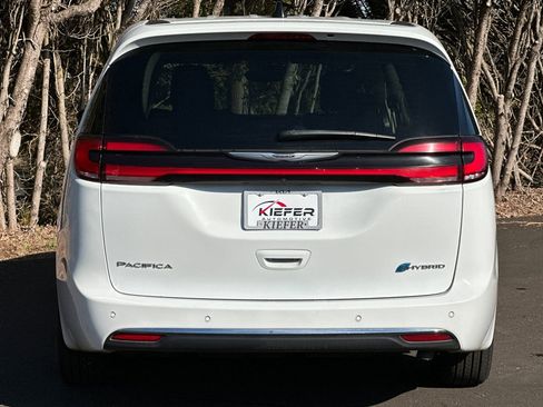 Used 2024 Chrysler Pacifica Select image 5
