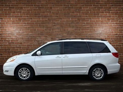 Used 2010 Toyota Sienna XLE image 2