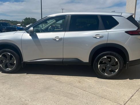 Used 2025 Nissan Rogue SV AWD/4WD image 9