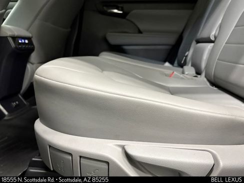 Used 2020 Toyota Highlander XLE FWD image 21
