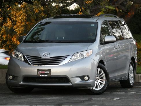Used 2015 Toyota Sienna XLE image 4