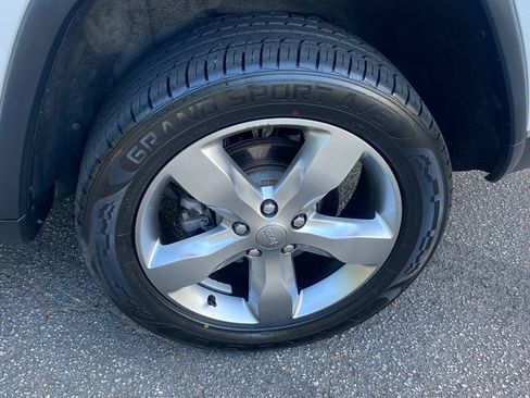 Used 2013 Jeep Grand Cherokee Overland AWD/4WD image 9