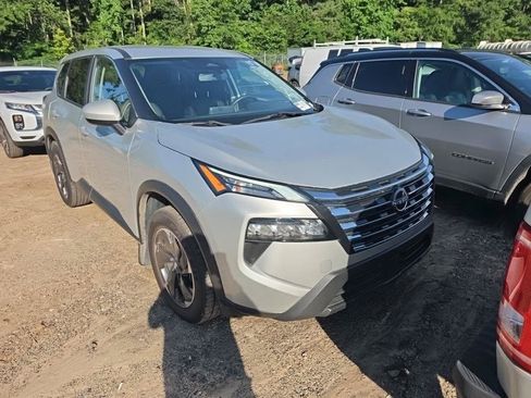 Used 2024 Nissan Rogue SV AWD/4WD image 2